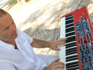 concert-live-exterieur-solo-musicien-piano-jazz